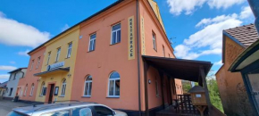 Hostinské pokoje nad restaurací Košetice se sdílenou koupelnou a kuchyňkou